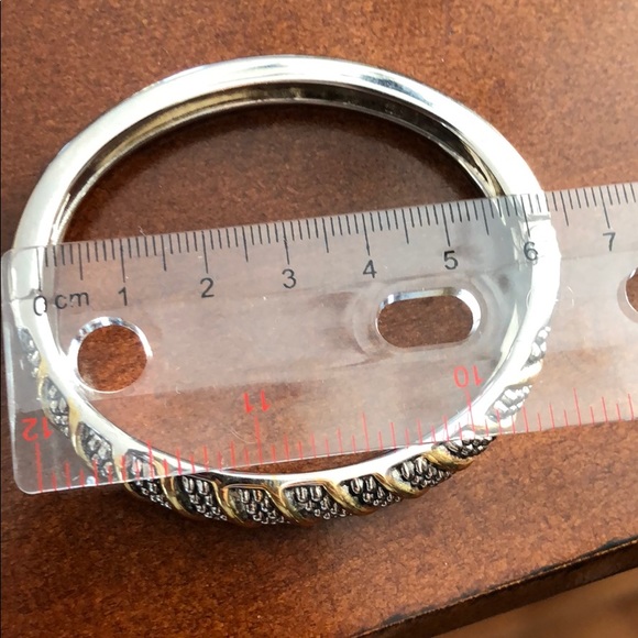 NWOT BANGLE BRACELET - Picture 3 of 4